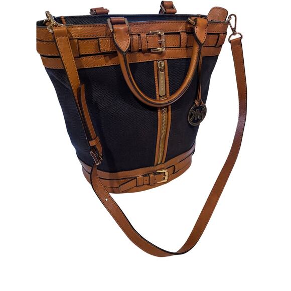 Michael Kors Retired Kingsbury Bucket Bag, Navy in Nice Condition! - Picture 2 of 14